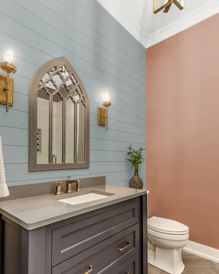 Un fregadero bajo una ventana