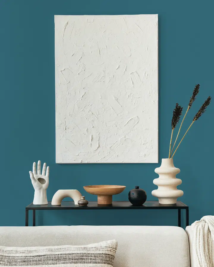 Un jarrón de flores sobre una mesa