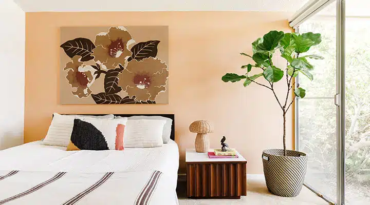 Una cama con una lámpara sobre una mesa