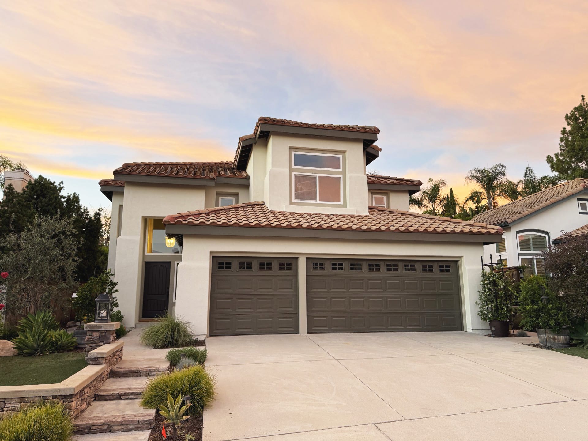 A house with trees in the background
