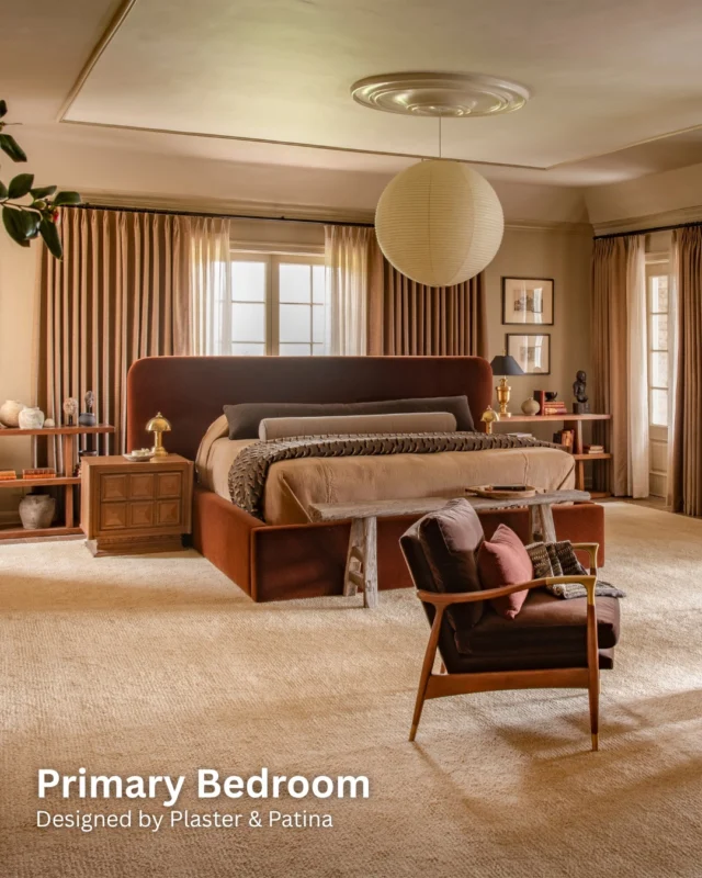 The Pasadena Showcase House of Design (@pasadenashowcasehouse) recently concluded its 60th anniversary, and Dunn-Edwards was proud to sponsor this milestone celebration of design, history, and community impact. This year's featured property, the Bauer Estate & Gardens, is a grand Monterey Colonial estate originally designed by renowned architect Reginald D. Johnson in 1928.Each one of its 18 major rooms featured the work of designers who exclusively used Dunn-Edwards paint and colors for their transformations. Visit the link in our bio to read more about these featured rooms on our website! 🔗Primary Bedroom by Plaster & Patina (@plasterandpatina)Historic White (DET653)Riverbed (DEC767)Revival Red (DET441)Black (DEA002)Flower Room by GEX Designs (@gexdesigns)Life Aquatic (DET607)Ladies' Powder Room by Jennifer Bevan Interiors (@jenniferbevaninteriors)Cellar Door (DEA157)Chocolate Fix (DEBN80)Ancient Earth (DE6217)Guest Bedroom by Billman Designs (@billmandesigns)Salt Box (DE6141)Milk Glass (DEW358)Drifting Downstream (DET605)Kitchen & Kitchen Great Room by Rachel Duarte Design Studios (@rd_designstudio)Historic White (DET653)Throwing Clay (DEBN67)Shutters (DET519)Gunsmoke (DET510)Viridian Odyssey (DE1925)📷: Nolasco Studios (@nolasco_studios)
