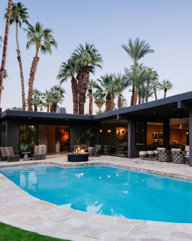 Sometimes a project is so stunning, it needs a second look. 🤩In case you missed this year's Modernism Week (@modernism_week) in Palm Springs, CA, take a journey through the breathtaking 'West House' designed by the wonderfully talented Michelle Boudreau (@michelleboudreaudesign). This Mid-century Modern masterpiece utilized a variety of Dunn-Edwards colors on both the exterior and the interior of home to bring it to life. Which room is your favorite? Let us know in the comments! ⬇️Exterior Colors:Charcoal Sketch (DET628)Black (DEA002)Interior Colors:Antique Paper (DE6218)Stucco Tan (DE6205)Particular Mint (DE6269)Greenland (DE6286)Saddle Up (DET690)White Picket Fence (DET648)Sand Dollar (DE6171)Moody Blues (DET590)All photography done by Lance Gerber (@lance.gerber)