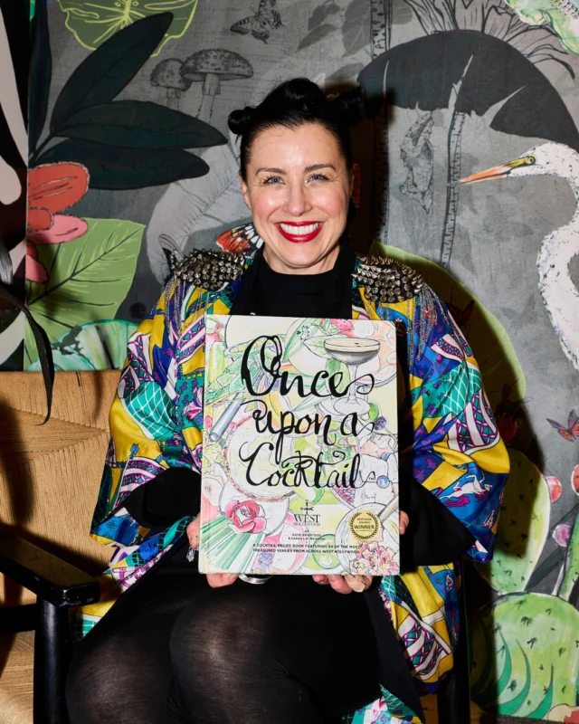 Meet Katie Brightside, Los Angeles-based artist, whose latest works create a space to escape. Her secret weapon? Dunn-Edwards 2026 Color of the Year, Midnight Garden (DE5657).Used in her tropical courtyard mural and vibrant WestEdge vignette, Midnight Garden embodies the quiet elegance of nature and the confidence of a statement shade. Paired with 27 other hues like Gypsum Rose (DET452) and Apple Cinnamon (DEBN46), her palette is layered, lush, and full of life.Discover how Katie brought these spaces—and Midnight Garden—to life in our latest specs+spaces® design blog.ES:Presentamos a Katie Brightside, una artista establecida en Los Ángeles, cuyas últimas obras crean un espacio para el escapismo. ¿Su arma secreta? El color del año 2026 de Dunn-Edwards: Midnight Garden (DE5657).Plasmado en su mural tropical para patio y su vivaz viñeta de WestEdge, Midnight Garden encarna la tranquila elegancia de la naturaleza y la audacia de un tono llamativo. Su paleta, combinada con otros 27 tonos, como Gypsum Rose y Apple Cinnamon, es multidimensional, exuberante y llena de vida.Descubra cómo Katie dio vida a estos espacios —y a Midnight Garden— en la más reciente publicación en nuestro blog de diseño specs+spaces®.📸: @bosskie